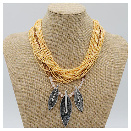 Rice beads three-leaf necklace